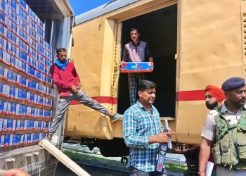 19 Trains Transport 5.42 Lakh Apple Boxes from Kashmir Amid Harvest Rush
