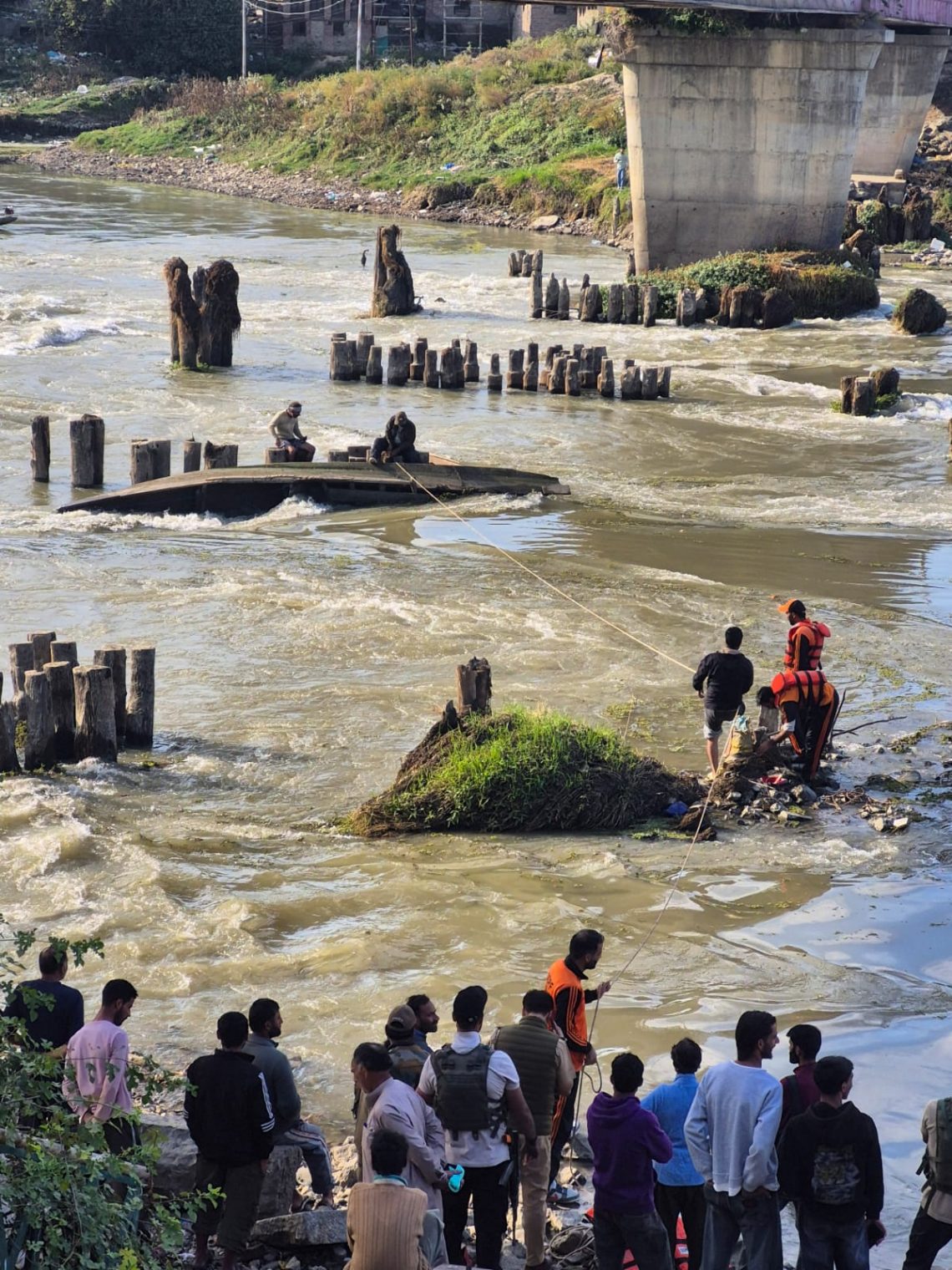 Two From Bandipora Have Narrow Escape After Shikara Capsizes in Jhelum at Sopore