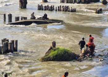 Two From Bandipora Have Narrow Escape After Shikara Capsizes in Jhelum at Sopore