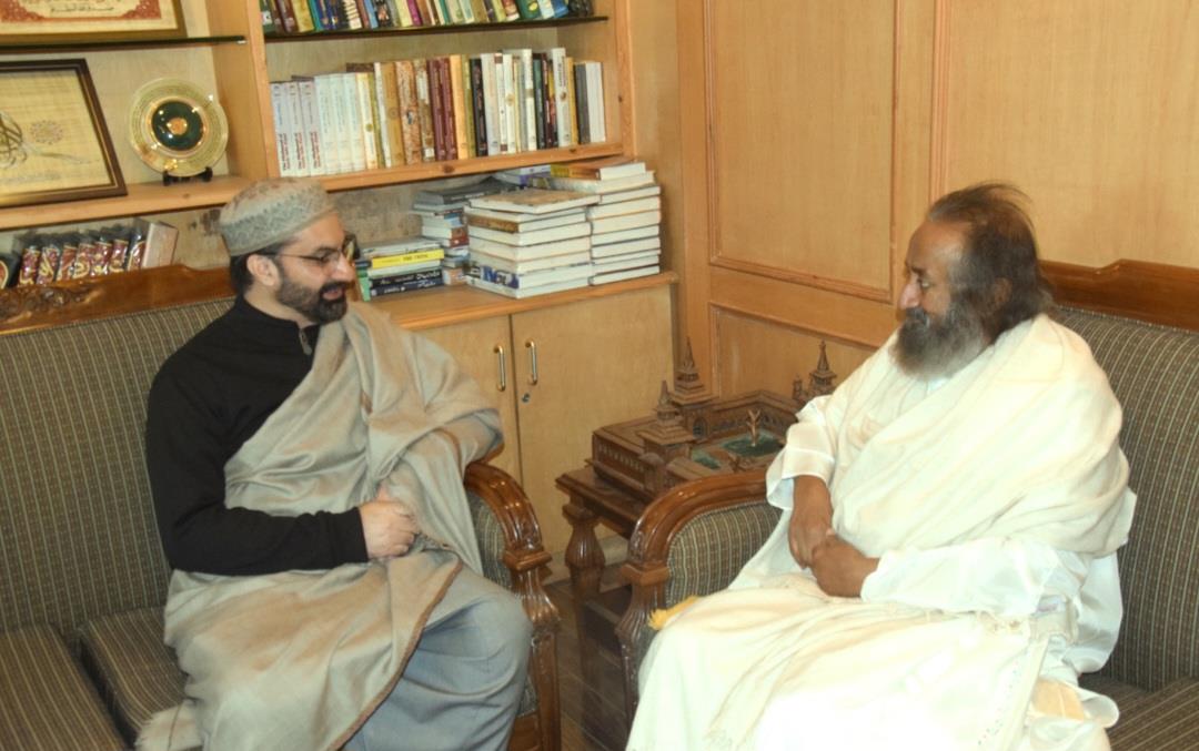 Sri Sri Ravi Shankar Calls on Mirwaiz in Srinagar