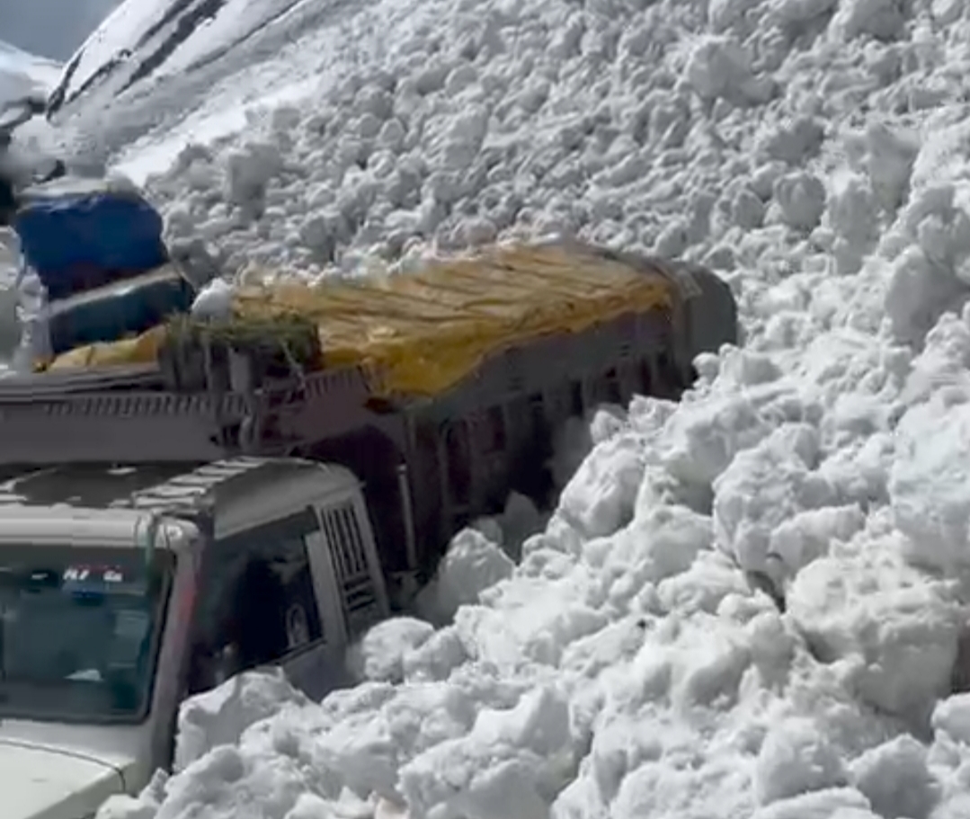 7 Dead, 5 Injured as Avalanches Strike Srinagar-Leh Highway