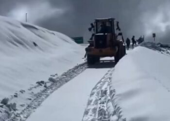 Snowfall shuts Gurez road; 38 vehicles rescued