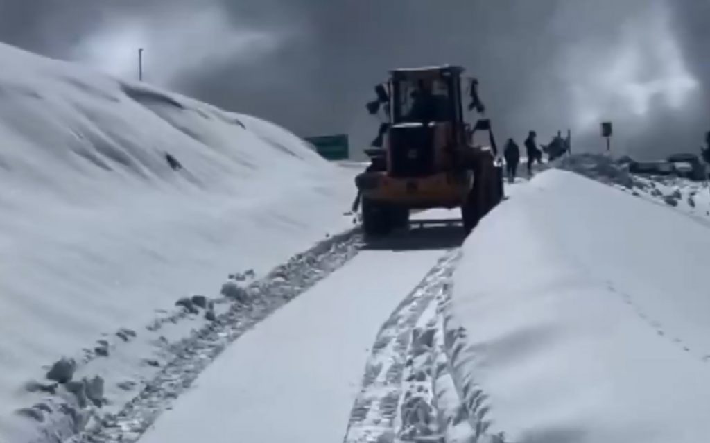 Snowfall shuts Gurez road; 38 vehicles rescued