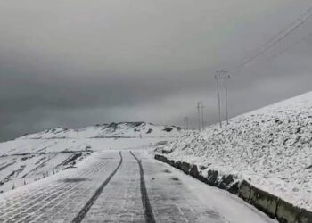 Snow blankets Razdan Pass, hailstorm hits Kashmir plains