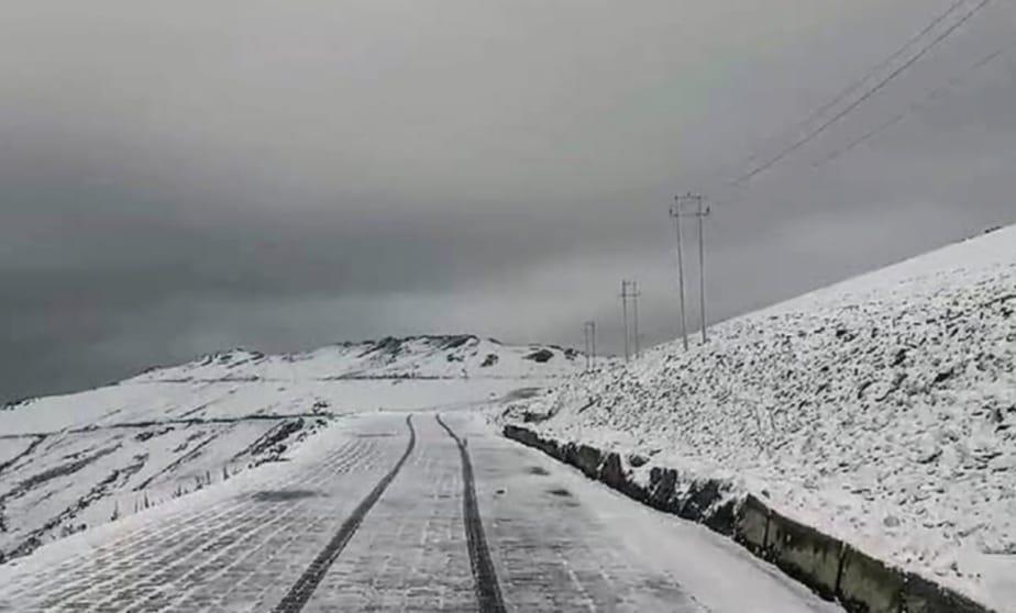 Snow blankets Razdan Pass, hailstorm hits Kashmir plains